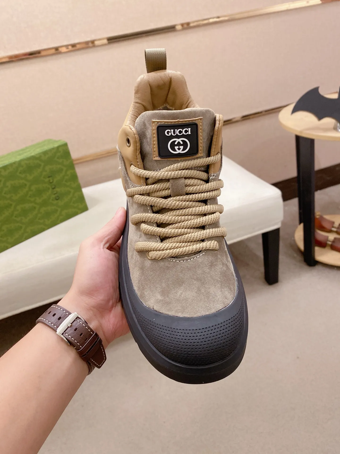 Men's men's shoes 💰 462💰🇮🇹🇮🇹GUCCI (Gucci) top 🔍🔍 new models are on sale at the same time at the counter. The uppers 🇮🇹 are imported from Italy and are made of top-grain cowhide. Fully imported genuine leather lining 💪💪, completely 1⃣️ to 1⃣️ replica 🇮🇹💪💪, ⚠ sole: original sole provided by the original factory, exclusive movable molded sole super comfortable, ⚠ original factory follow-up, 🔍🔍 high quality, you can go in and out of the counter at will, welcome to compare⚠. Code number:38-44